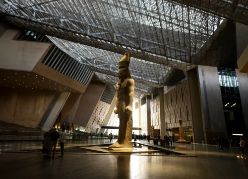 Privater Tagesausflug zum Neuen Museum in Kairo aus Hurghada